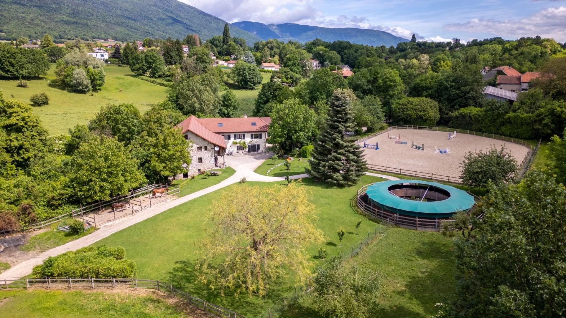 SAINT-GENIS-POUILLY - DOMAINE ÉQUESTRE PRIVÉ – AUX PORTES DE GENÈVE