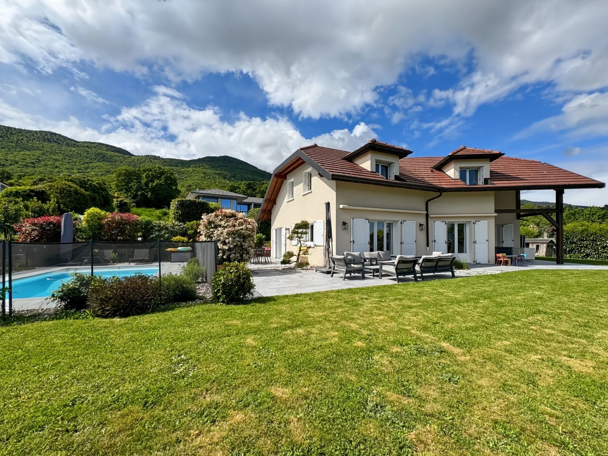 DIVONNE-LES-BAINS, VILLA INDIVIDUELLE P7, BEAU JARDIN, PISCINE, ETAT IRREPROCHABLE