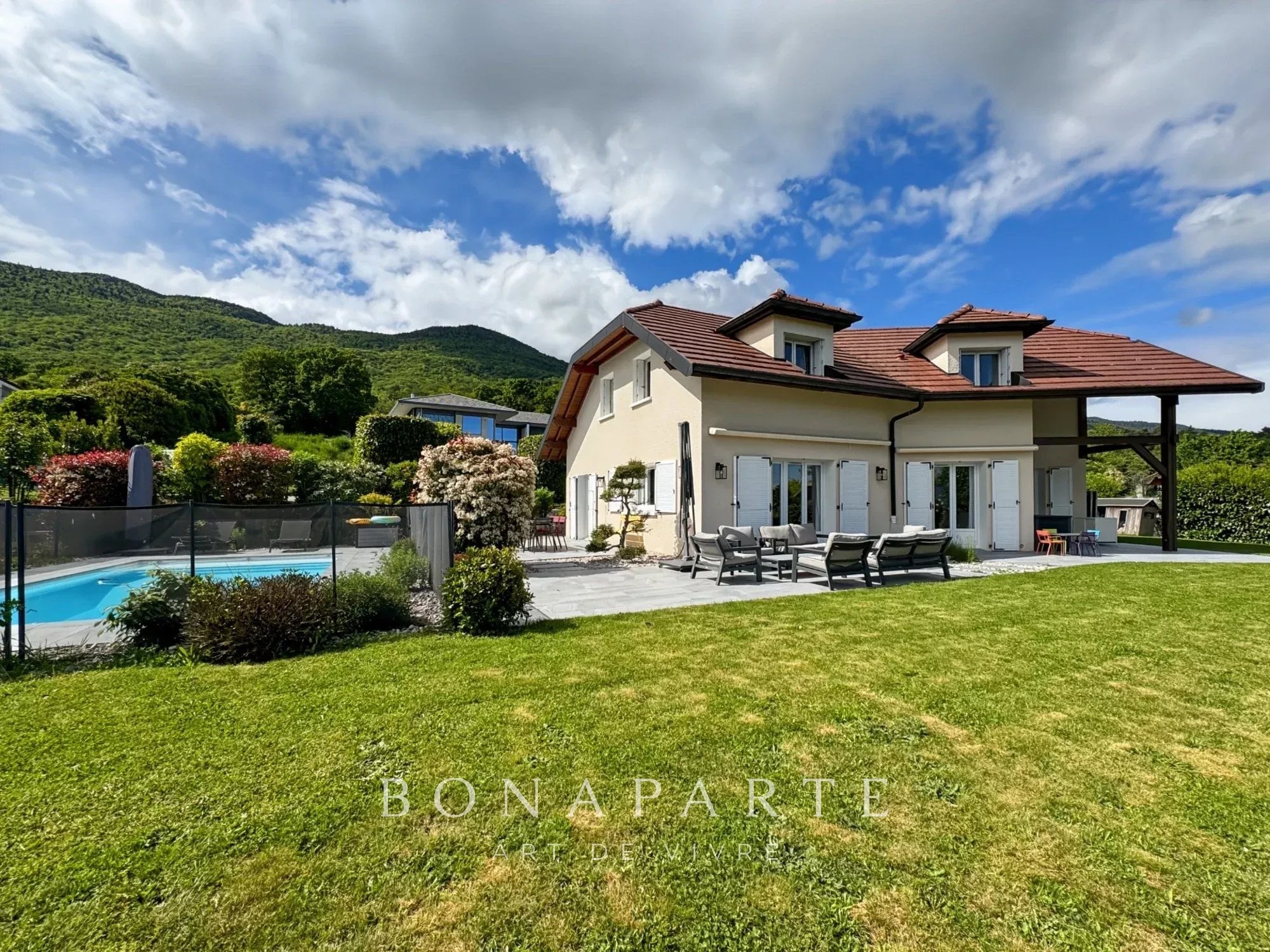 DIVONNE-LES-BAINS, VILLA INDIVIDUELLE P7, BEAU JARDIN, PISCINE, ETAT IRREPROCHABLE
