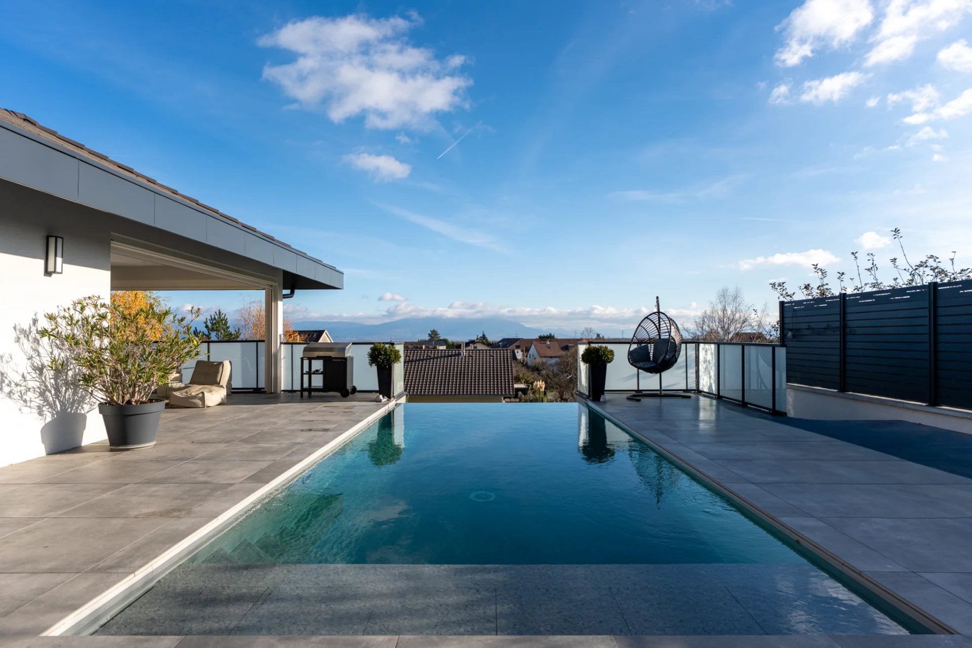 DIVONNE-LES-BAINS - MAGNIFIQUE VILLA CONTEMPORAINE AVEC PISCINE ET VUE MONT-BLANC