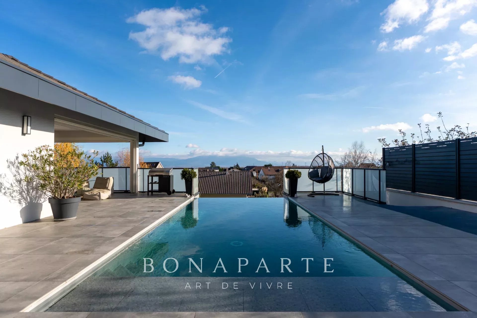 DIVONNE-LES-BAINS - MAGNIFIQUE VILLA CONTEMPORAINE AVEC PISCINE ET VUE MONT-BLANC